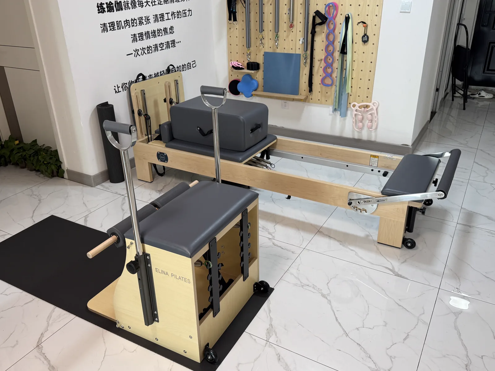配有普拉提核心床与稳踏椅的私教训练区